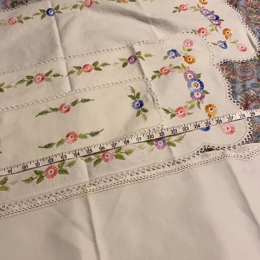 Lot of Vintage dresser scarves/ protectors - Picture 2 of 14